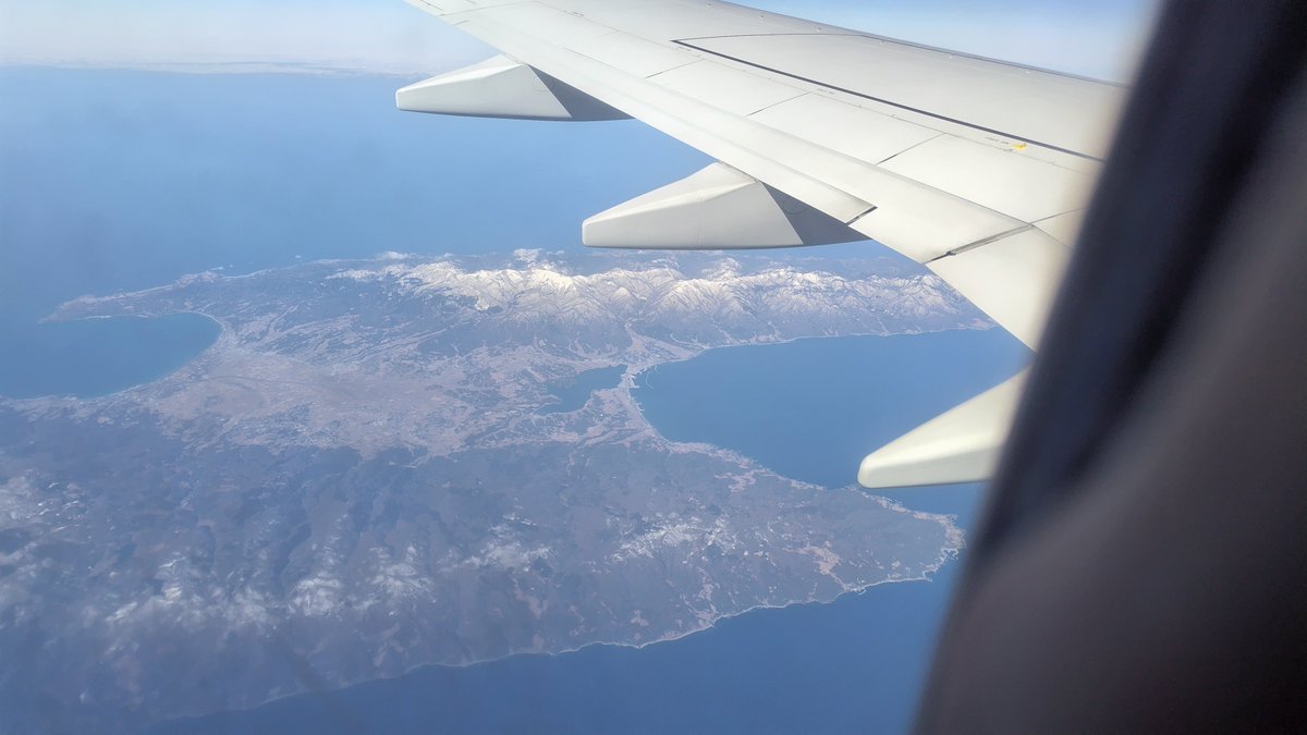 itoyo_monk's tweet photo. ヤバイ。佐渡島ヤバイ。
まじでヤバイよ、マジヤバイ。
佐渡島ヤバイ。まず形が同じ。もう同じなんてもんじゃない。超同じ。形とかっても
「地図の形とちょっと違うんじゃない？」
とか、もう、そういうレベルじゃない。何しろ完全に一致。スゲェ！なんか歪みとか無いの。何縮尺とか何投影法とかを超越してる。完全に地図の通りだし超ヤバイ。飛行機から見たらそのまんま。ヤバイよ、そのまんまだよ。
だって普通は地図とか現実と違うじゃん。衛星のレンズのゆがみとかで自分の家の屋根の形曲がってたりするじゃん。だからGoogleマップと現実とはう。話のわかるヤツだ。
けど佐渡島はヤバイ。そんなの気にしない。完全に一致。ヤバすぎ。
とにかく貴様ら、佐渡島のヤバさをもっと知るべきだと思います。そんなヤバイ佐渡島で暮らしてる人とか超かっこいい。もっとがんばれ。超がんばれ。