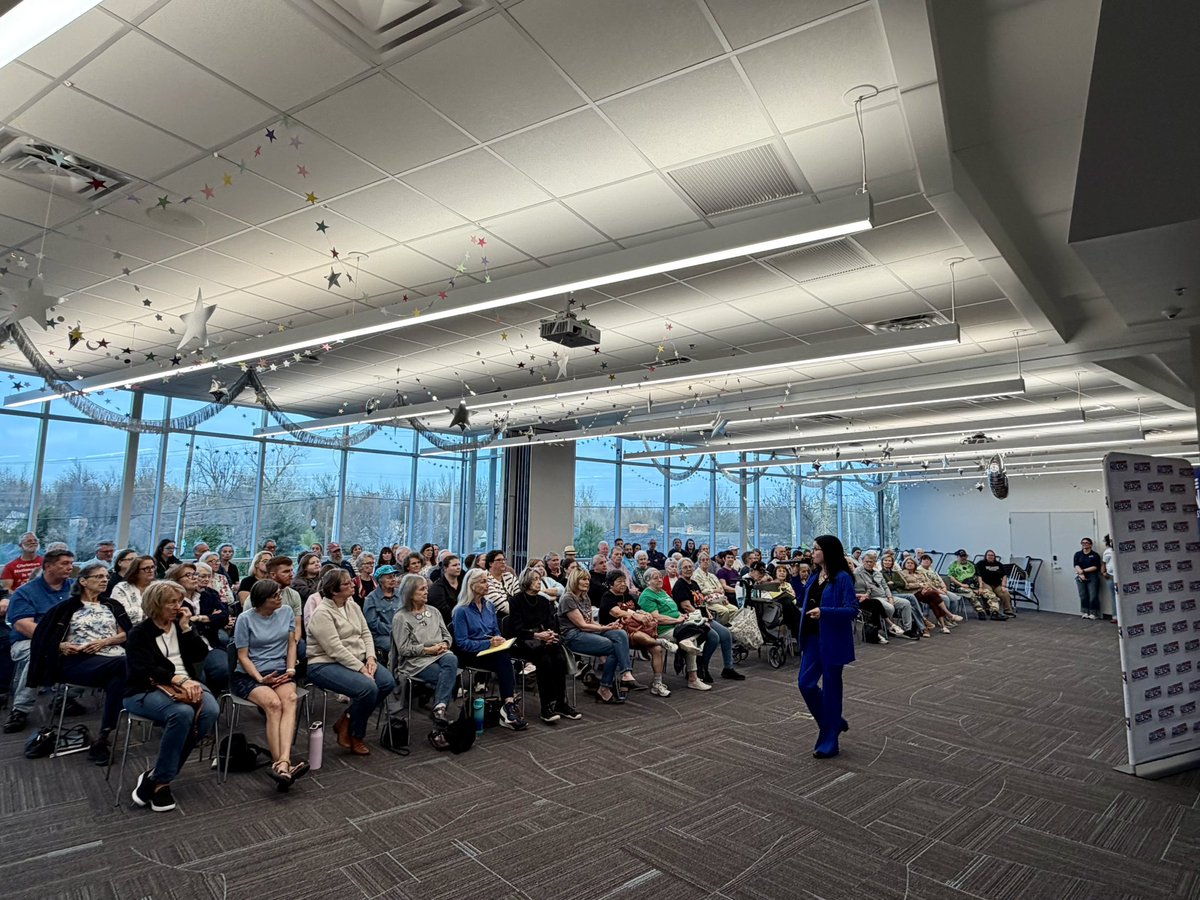 jenanelsonforok's tweet image. Not an empty seat in the house for tonight’s in-person town hall! When we show up, when we fight for our democracy, when we reject tyranny, WE WIN! #BlueWave coming soon.