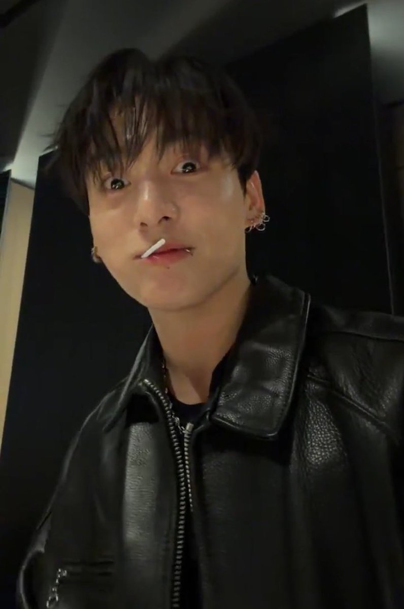 【📝2/26 グク明け方のWラ】
不器用でちょっと危なっかしくても、グクは率直な想いを語ってくれましたね😀

喫煙について：
🐰「ああ、このこともみんなと話したいな…」

🐰「タバコ／喫煙のことについて。今は吸ってないけど、それでも…なんでこの話をしちゃいけないの？ もうすぐ30歳だよ」