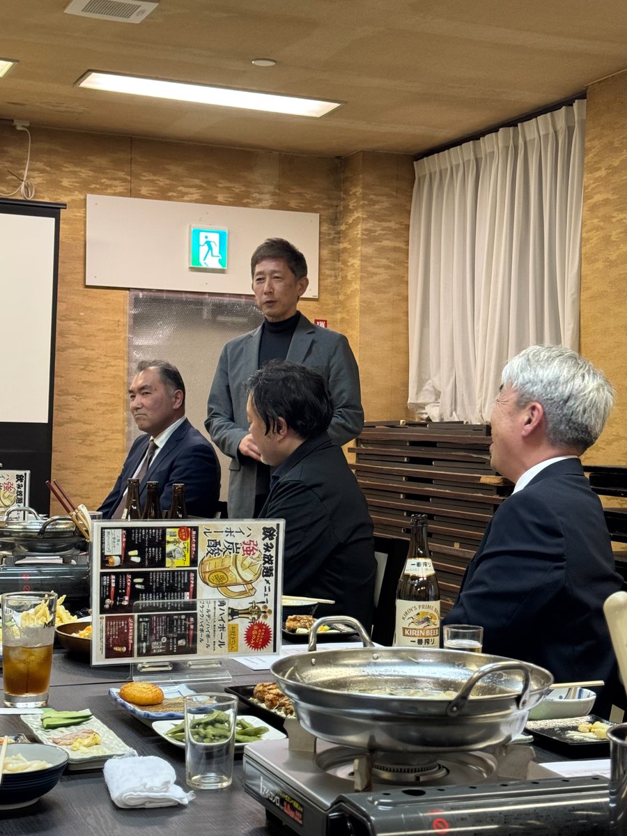 kiyokatsusbt's tweet photo. 昨日、福岡中学校が受賞した文部科学大臣賞の祝賀会に招待され、ご挨拶をさせていただきました。
2014年に新築された福中に、学びの新機軸を打ち出す事業として、当時私も含めたPTA役員で作り上げたキャリア教育プログラム「Select Future Design」を、こうして10年以上継続された現関係者と職員の皆様に感謝と慰労の言葉をお伝えし、これからも二戸市の教育の一助となれるよう、頑張る決意を固めて参りました。
会には、同じ石切所小PTA会長を勤められた、野崎さんや寺崎さん、共に二戸市民文士劇で舞台に立った中野校長先生、教育長の佐藤順氏もいらっしゃって、教育関係者の方々と懇親を深めた次第です。

https://t.co/uS05AMoGHl