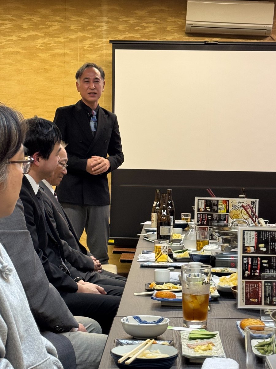 kiyokatsusbt's tweet photo. 昨日、福岡中学校が受賞した文部科学大臣賞の祝賀会に招待され、ご挨拶をさせていただきました。
2014年に新築された福中に、学びの新機軸を打ち出す事業として、当時私も含めたPTA役員で作り上げたキャリア教育プログラム「Select Future Design」を、こうして10年以上継続された現関係者と職員の皆様に感謝と慰労の言葉をお伝えし、これからも二戸市の教育の一助となれるよう、頑張る決意を固めて参りました。
会には、同じ石切所小PTA会長を勤められた、野崎さんや寺崎さん、共に二戸市民文士劇で舞台に立った中野校長先生、教育長の佐藤順氏もいらっしゃって、教育関係者の方々と懇親を深めた次第です。

https://t.co/uS05AMoGHl