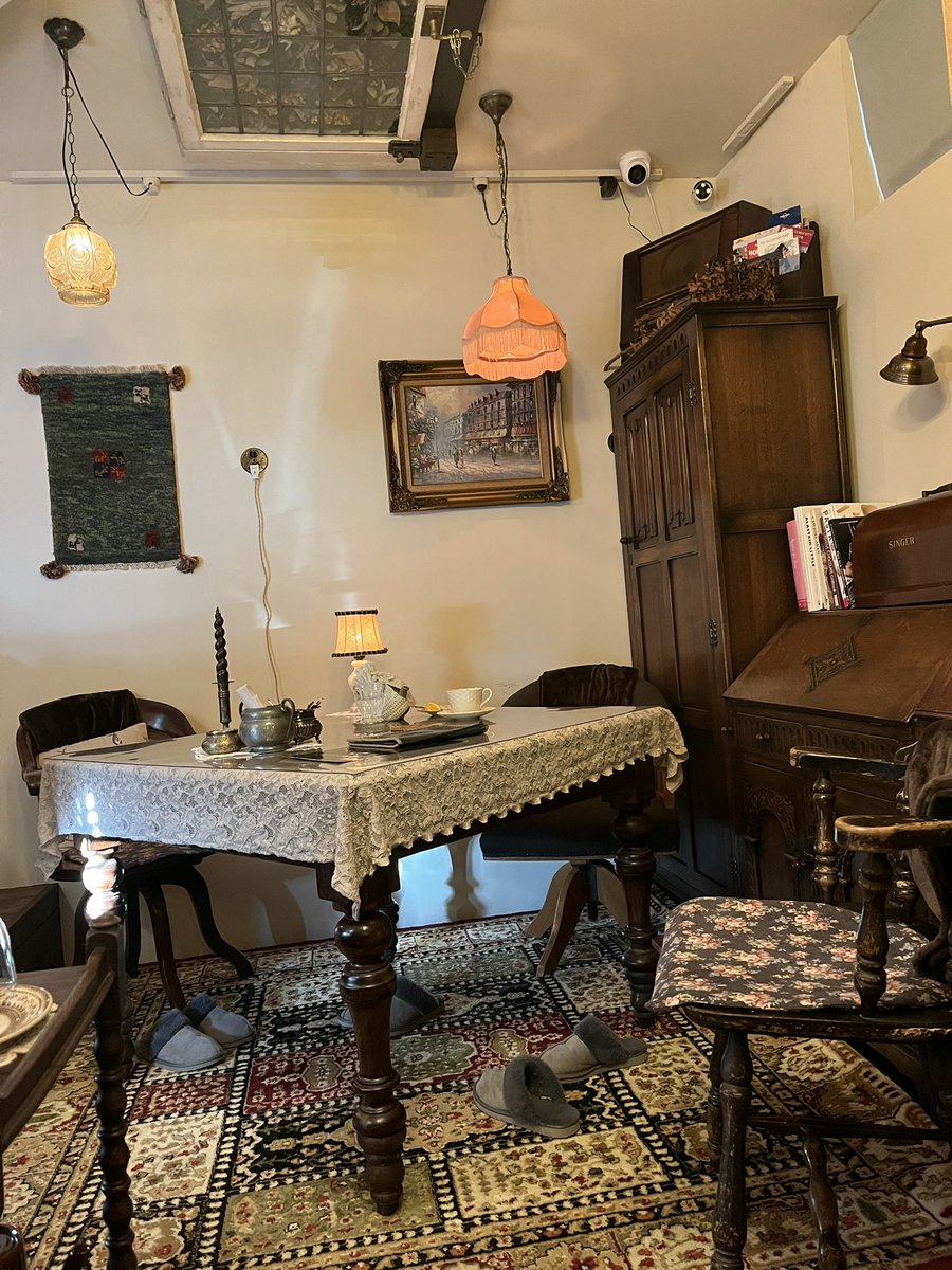 英国モチーフの喫茶店で、ミルクティーとキャロットケーキをいただいてきました🫖
インテリアにうっとり😍✨
名探偵ホームズを好きになってから、ずっとイギリス文化に憧れています🇬🇧