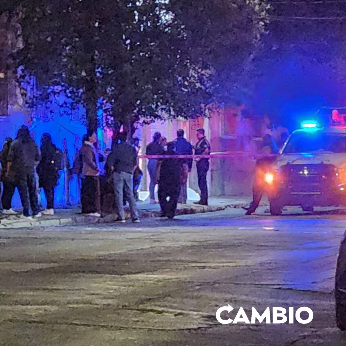 🔴#Ahora | Policías resguardan el cadaver de una mujer de aproximadamente 50 años de edad que perdió la vida tras sufrir una caída sobre la 7 Sur , entre 17 y 19 Poniente. De manera preliminar, trasciende que la ahora occisa respondía al nombre de Michel L.A.

#diariocambio