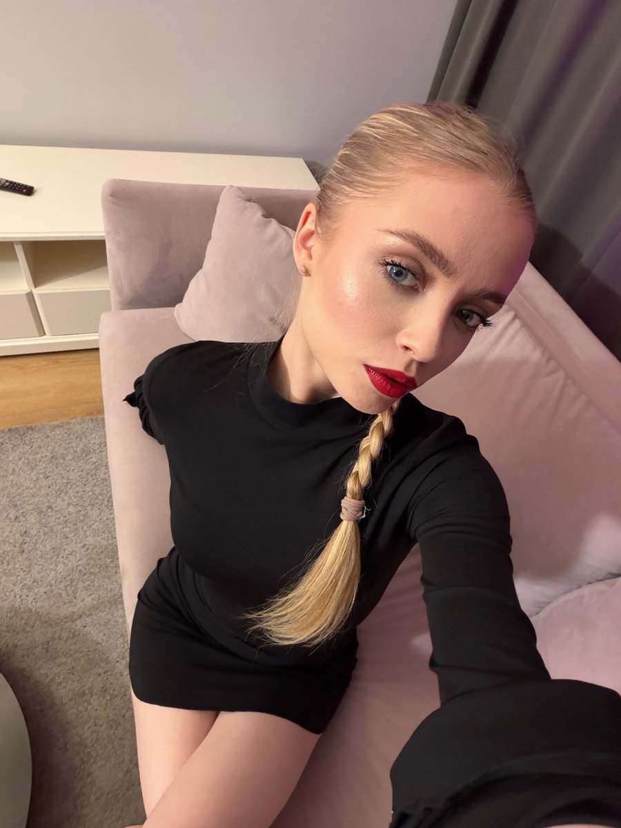 minimollyq's tweet photo. Do you lie woman with red lips ? 💋 https://t.co/QYClaP6gfy