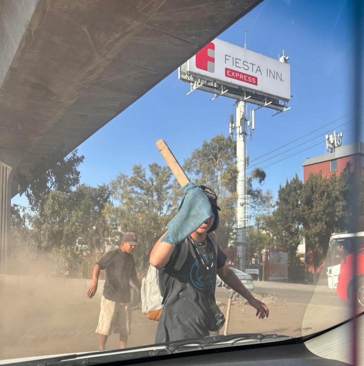 zonaceroedomex's tweet photo. #ZCN | Las agresiones de los “franeleros” cada vez son más constantes para que los automovilistas se frenen y “sus clientes” logren pasarse a los carriles centrales de la autopista Méx-Qro a la altura de Cuautitlán Izcalli. https://t.co/sOIn21Yyhs