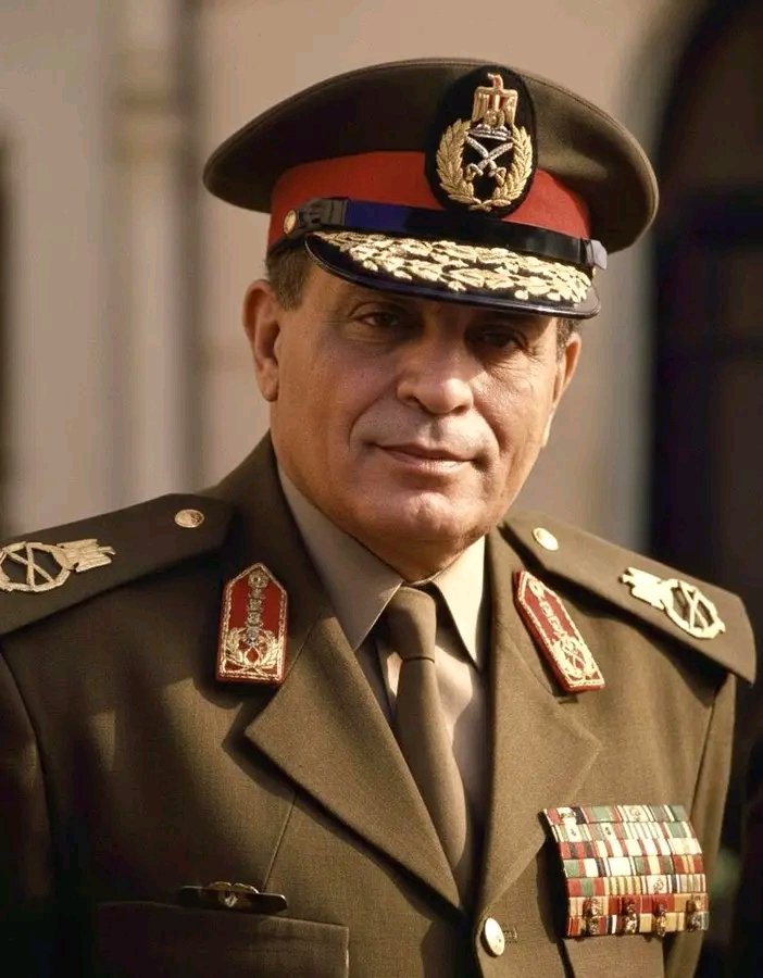 hkem_el's tweet photo. لقيت الحكايه دي ع الفيس👇
سنة 66، المشير أبو غزالة كان لسه ضابط برتبة مقدم، ومتجوز وعايش في منطقة حلمية الزيتون في القاهرة.
وفي يوم، قدم طلب عشان ياخد إجازة وينزل يشوف أسرته.
وأيامها كانت الإجازات شبه ممنوعة للظباط الصغيرين،
بس المفاجأة إن القائد بتاعه وافقله ينزل 48 ساعة راحة.
المقدم محمد عبدالحليم أبو غزال�� كان طاير من الفرحة لأنه مشفش مراته وولاده الاتنين من مدة طويلة عشان مشغول في الجيش.
ومن فرحته خرج واتصل بزوجته وقالها: "أنا جاي آخر الأسبوع".
وفي اليوم اللي جاي فيه، مراته صحت بدري تروق البيت، لكن كل ما تعمل حاجة ابنها يبوظها تاني، فقالتله: "انزل العب بالعجلة شوية لحد ما بابا ييجي".
وفي نفس الوقت، أبو غزالة كان بيتحرك من الوحدة بتاعته على البيت.
وقبل ما يوصل، عدى على محل لعب أطفال واشترى لعبتين وكام هدية تانيين.
بس لما وصل ميدان حلمية الزيتون وقرب من بيته، لقى زحمة كبيرة جدًا.
ولما قرب من الناس اللي مجمّعين، سأل واحد فيهم:
"إيه؟.. في إيه؟".
بس الراجل مردش عليه، فسأل واحد تاني من الجيران: “
"فيه إيه"
وبرضه مردش عليه!
وهنا ابتدى يحس إن فيه حاجة غريبة، فدخل بين الناس عشان يعرف إيه اللي حاصل.
وفي اللحظة دي شاف أصعب حاجة ممكن تمر على أب.
المشير أبو غزالة شاف ابنه الصغير مرمي على الأرض وقاطع النفس، والعجلة ��تاعته متكسرة سبعين حتة.
ومن صعوبة المشهد، فضل كام ثانية مصدوم ومش بيتكلم، وواخد ابنه في حضنه.
الجيران حاولوا يواسوه ويخففوا عنه، ولما تماسك شوية، سأل: "إيه اللي حصل؟"
وواحد من الجيران قاله:
"البقية في حياتك.. عيل ابن حرام خبطه بالعربية وهو بيلعب في الشارع بالعجلة".
ويشاء ربنا تنزل السكينة على قلب أبو غزالة، وفضل حاضن ابنه وهو بيقول:
"إنا لله وإنا إليه راجعون.. لا حول ولا قوة إلا بالله".
وبعدها سأل اللي واقفين: "اللي خبطه بالعربية هرب؟"
والناس قالوا له: "لا.. إحنا رابطينه هنا في الجراج".
المشير أبو غزالة اتحرك على المكان اللي محبوس فيه السواق،
ولما شافه، لقاه واخد علقة موت من الأهالي.
والمفاجأة الكبيرة لما قالهم: "حرام عليكم.. عملتم فيه كده ليه؟".
والناس استغربت من كلامه، لكن محدش علّق.. وكلهم كانوا عمالين يطبطبوا عليه.
وجت الشرطة وخدت السواق وابتدت التحقيقات معاه.
وأبو غزالة وصل قسم الشرطة، ودخل عل�� الضابط المسئول.
وبعد التعزية، قاله: أنا متنازل عن حق ابني!
الضابط مبقاش فاهم اللي بيقوله أبو غزالة،
فسأله: حضرتك بتقول متنازل؟
أبو غزالة قاله:
"أيوه..
سيبوه، ملوش ذنب..
دي إرادة ربنا سبحانه وتعالى..
وابني هو اللي كان بيلعب وسط الطريق، ونصيبه كده.. وإحنا ناس مؤمنين.
ولو كان السواق هو المسئول عن موته، فعقابه بالنسبالي إنه ميتحبسش، لكن يخرج، يمكن ضميره يصحى وميكررش اللي عمله تاني ويحافظ على أرواح الناس".
ضابط الشرطة مكنش مقتنع، بس وافق في النهاية يقفل المحضر.
وبعدها، أبو غزالة استلم ابنه وهو بيقرأ آيات من القرآن الكريم، وخده عشان يدفنه.
والمشير عنده غير ابنه اللي مات في الحادثة: اتنين ولاد وتلات بنات.
رحم الله المشير البطل محمد عبدالحليم أبو غزالة وغفر له.
 منقول