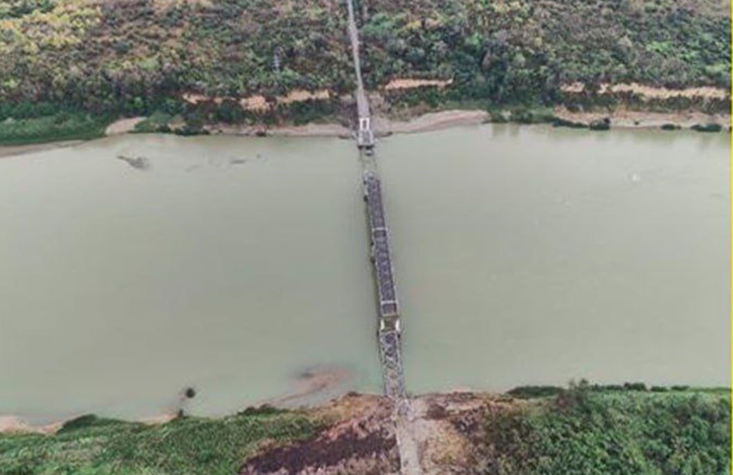 MoeSatKhinn's tweet photo. 🚨Terrorists Sabotage Vital Infrastructure in Kayah State
#KNPP #KNDF #PDF groups have bombed the Salween Bridge (Hpasawng) for the 2nd time, causing a 300ft collapse. By destroying this bridge, terrorists have paralyzed trade & cut off transport for civilians.
#StopTerrorism https://t.co/G8X6OjrYdq