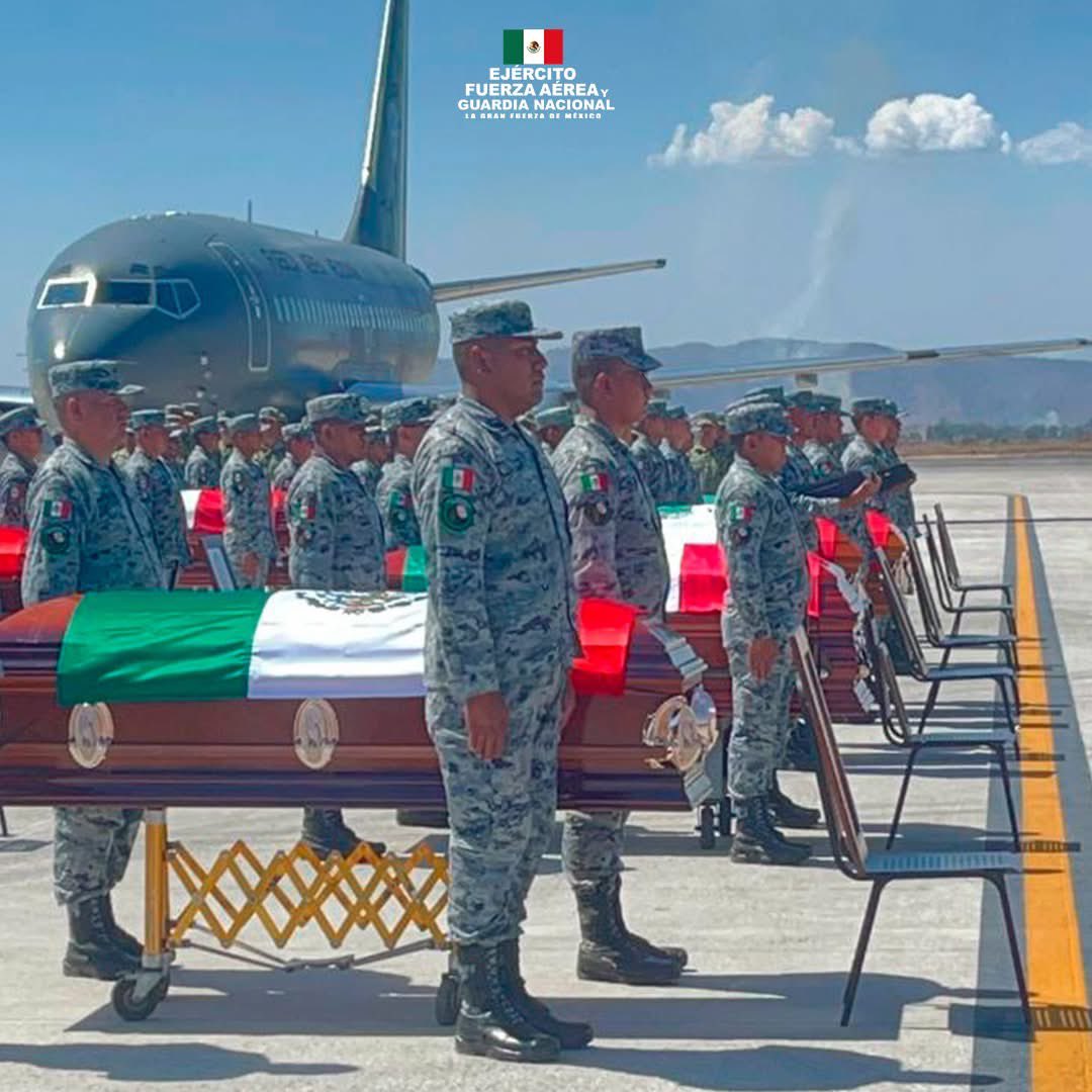 SintesisSLP's tweet photo. La Sedena realizó esta tarde una Ceremonia de Honores Fúnebres a los elementos que perdieron la vida en los hechos del domingo pasado, tras el abatimiento del líder del CJNG. Los cuerpos fueron trasladados a sus estados de origen. #Jalisco https://t.co/w7A6cmD7M8