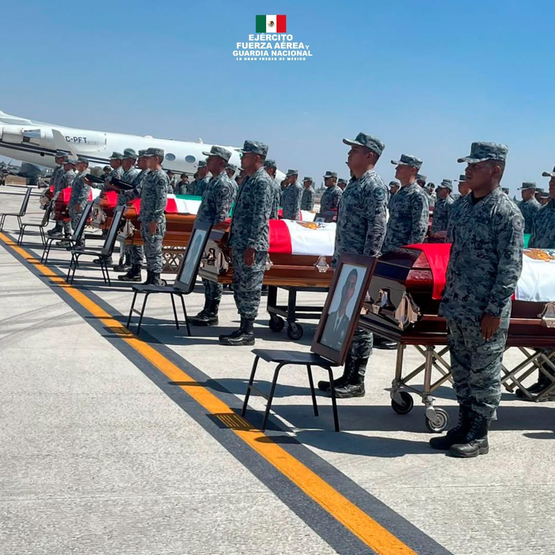 SintesisSLP's tweet photo. La Sedena realizó esta tarde una Ceremonia de Honores Fúnebres a los elementos que perdieron la vida en los hechos del domingo pasado, tras el abatimiento del líder del CJNG. Los cuerpos fueron trasladados a sus estados de origen. #Jalisco https://t.co/w7A6cmD7M8
