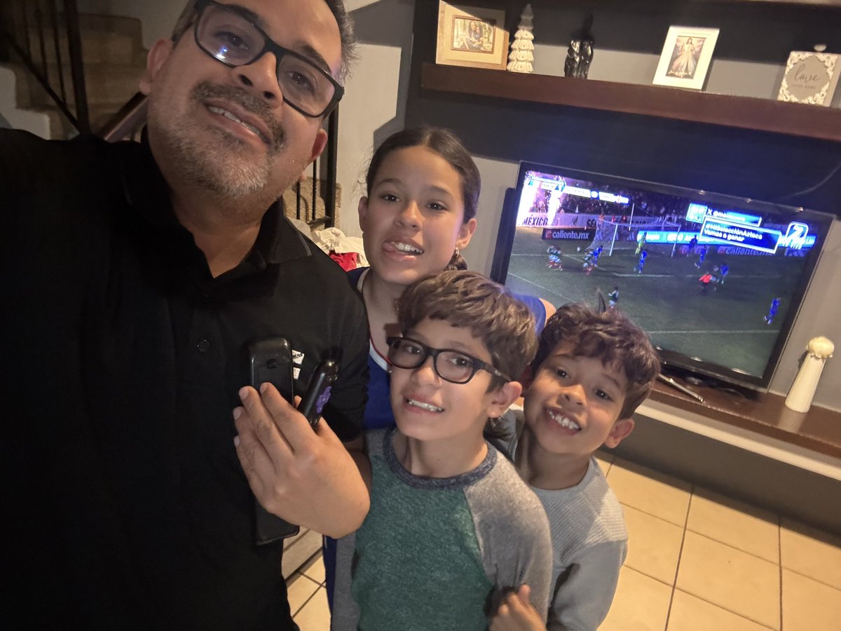josscaes's tweet photo. Con mis hijos apoyando siempre a #miselecciónazteca  por @AztecaDeportes  claro! https://t.co/zcs8cIpPMo