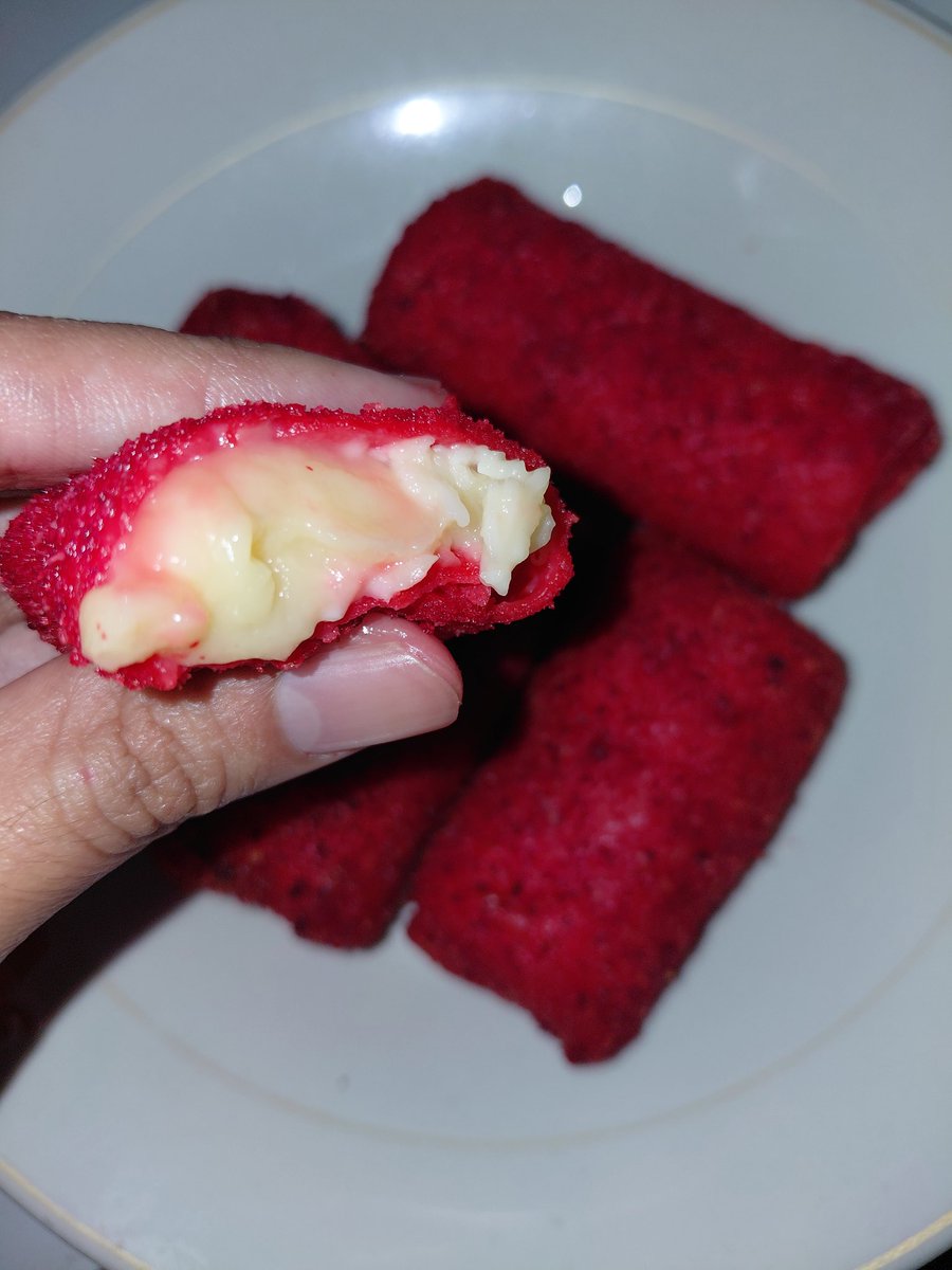 Realita waktu aku buat. 

Aku masih penasaran warna makanan yang di pake warna apa ya, aku pake merah tua jadinya kaya gini wkwkwkw.