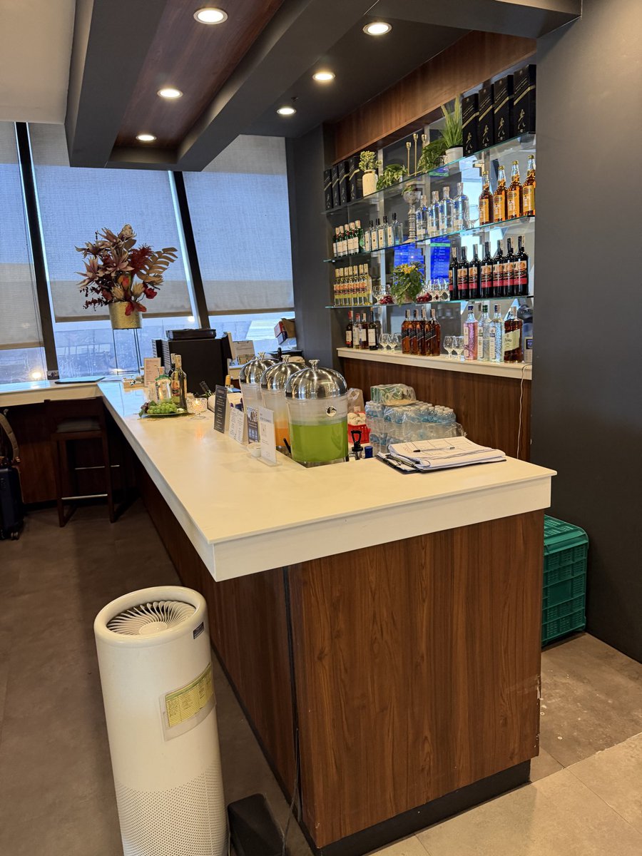 RedEagleEX's tweet photo. Time to go home! But before going home, gonna live post what 5k USD flight back home looks like from the Philippines. From Korean Air Prestige Class we get access to the lounge. All food and drinks are up for taking! Now just gotta chill for an hour before I can board… https://t.co/KqiQrK5K5L