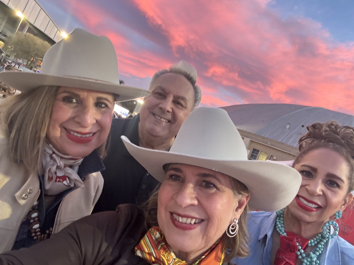 leticiavdp's tweet photo. San Antonio Rodeo w/ my Sibs . And a gorgeous Texas sunset ! https://t.co/uNUH1a9sTK