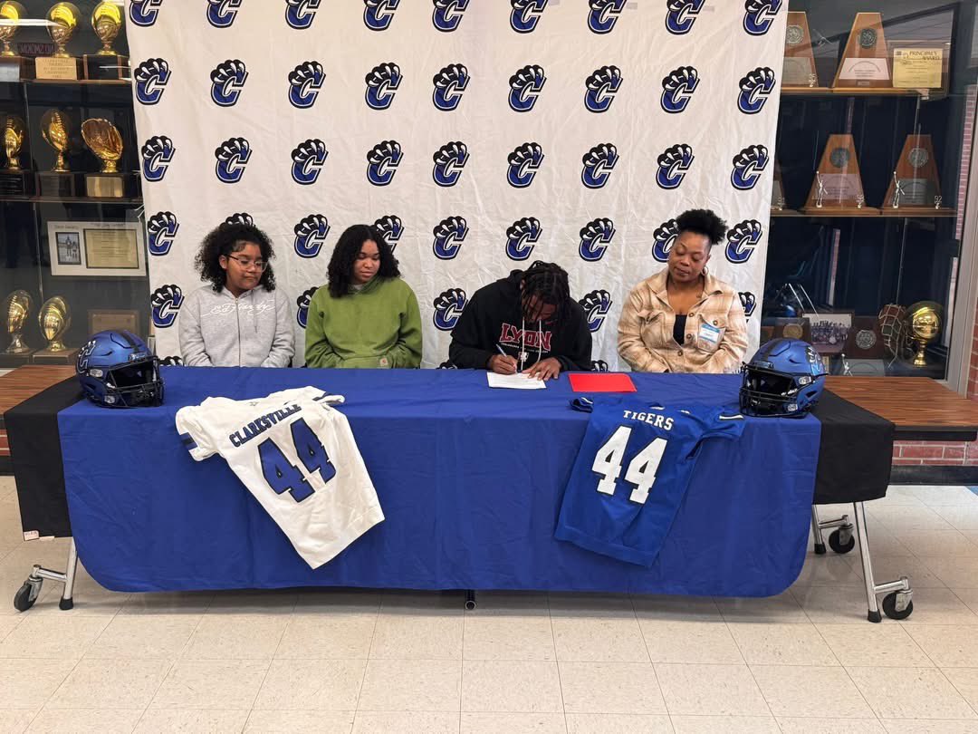 jaydensmart07's tweet photo. It’s official 🫶🏽44 signing out !!!thank you @_Coach_Miller for everything building me up as a person player and a better father I will always appreciate you 🫶🏽 https://t.co/4EkojiIK5p
