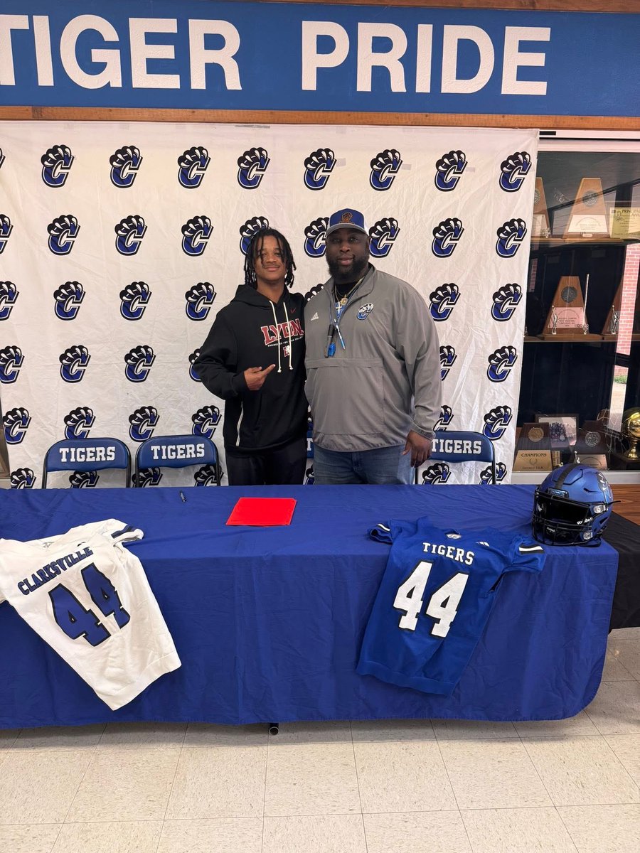jaydensmart07's tweet photo. It’s official 🫶🏽44 signing out !!!thank you @_Coach_Miller for everything building me up as a person player and a better father I will always appreciate you 🫶🏽 https://t.co/4EkojiIK5p