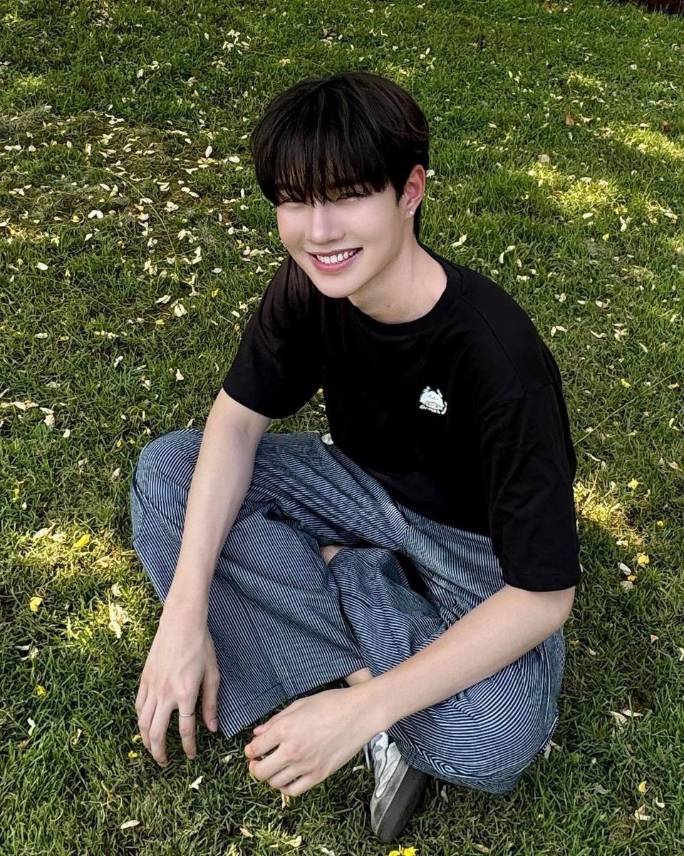 knpscandy's tweet photo. Looking like someone’s boyfriend 🤍 I wonder who that someone might be 😆 

#nampingster https://t.co/W9BsLp87UI