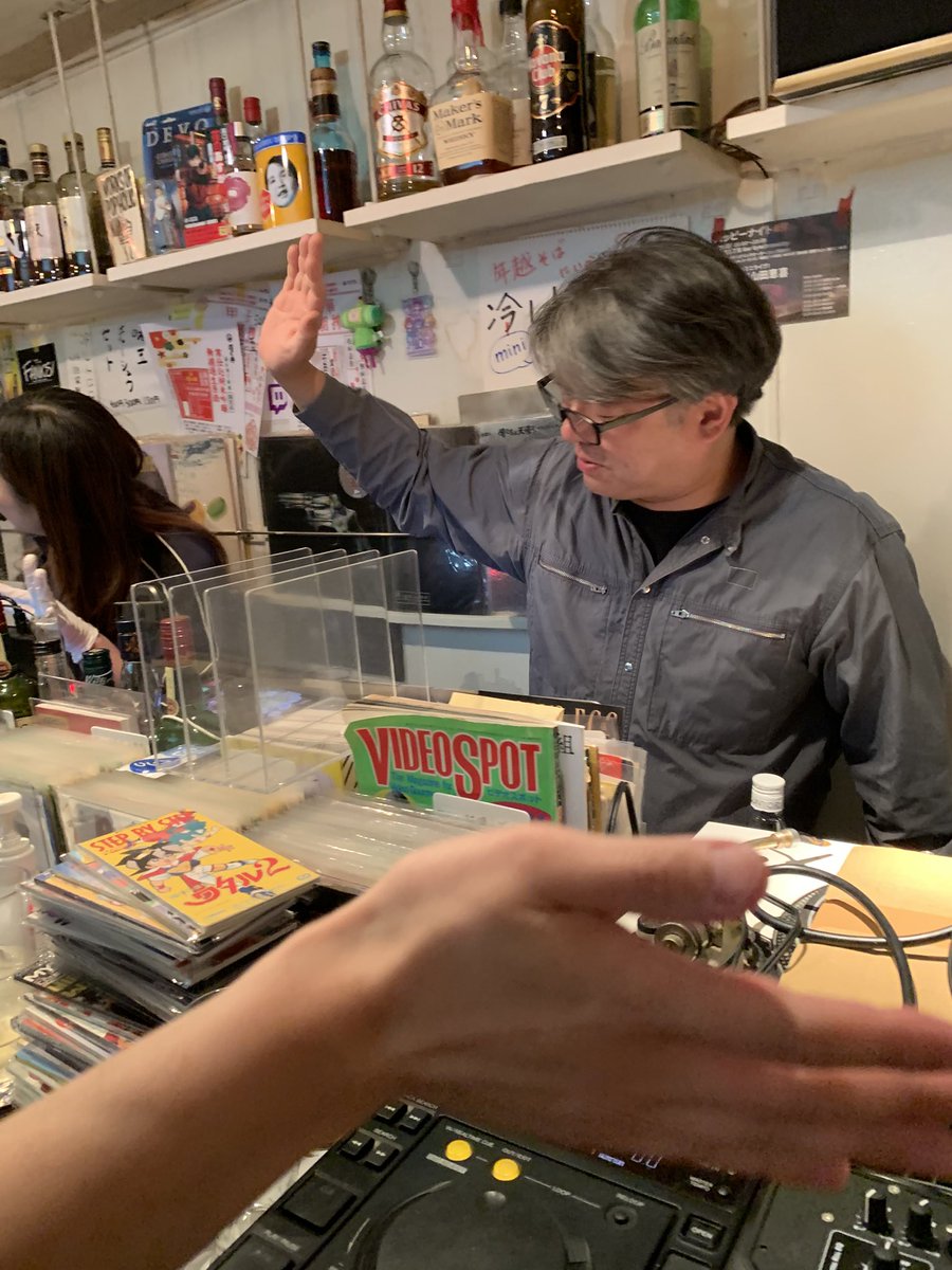 motoi2009's tweet photo. 2/22(日)のbar plastic modelは「平成アニソン祭り」でした！

プラモでアニソン特集というのはレア？！
ほぼ8cm💿＝90年代メイン。
皆んなあえてアレ(各人の得意分野)はかけないとか謎(笑)

常連さん含めお客さん盛り上がってくれてありがと㌠！😆
#barplasticmodel https://t.co/0RnpOsQG4o