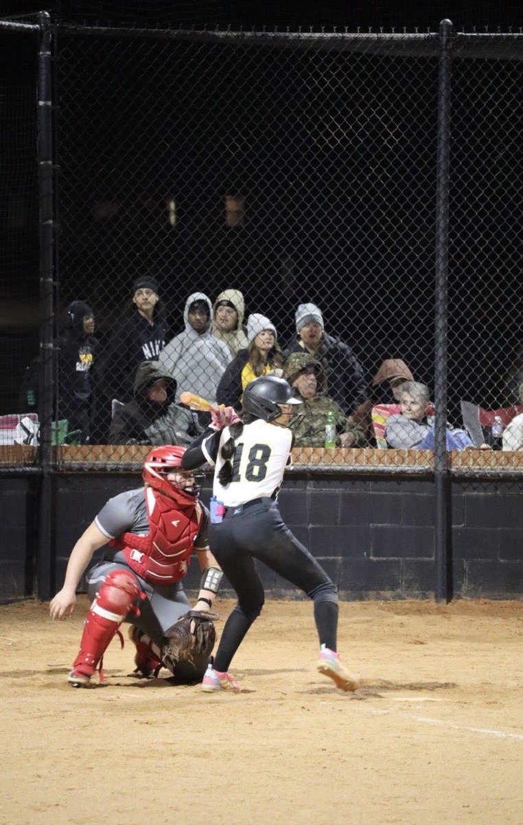 claireeowens17's tweet photo. Tried out swinging away against live pitching! Found a way to get on each at bat. So thrilled season has finally started! 😎

@CarEliteNCorg @EliteGulick09 @ExtraInningSB @CoastRecruits @SoftbalAmerica @jwint11 https://t.co/CShxUAgPN1