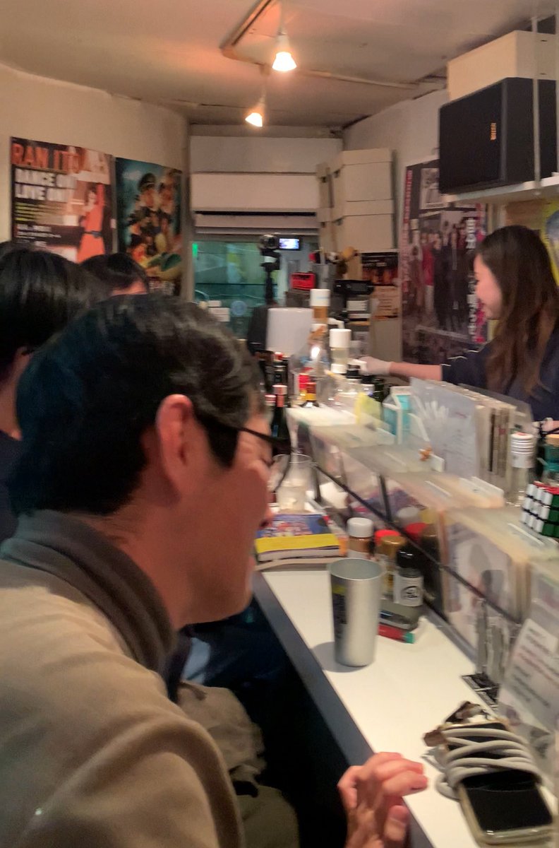 motoi1983's tweet photo. 2/22(日)の夕方、新宿ゴールデン街はbar plastic modelにて「平成アニソン祭り」に参戦しました!
プラモでアニソン特集というのは初?!
ほぼ8💿=90年代メイン。
イベントまで時間無くてザックリ選曲だったけど、常連さん含めお客さん盛り上がってくれて楽しかった!😆
#barplasticmodel https://t.co/M9xnvtzPDH