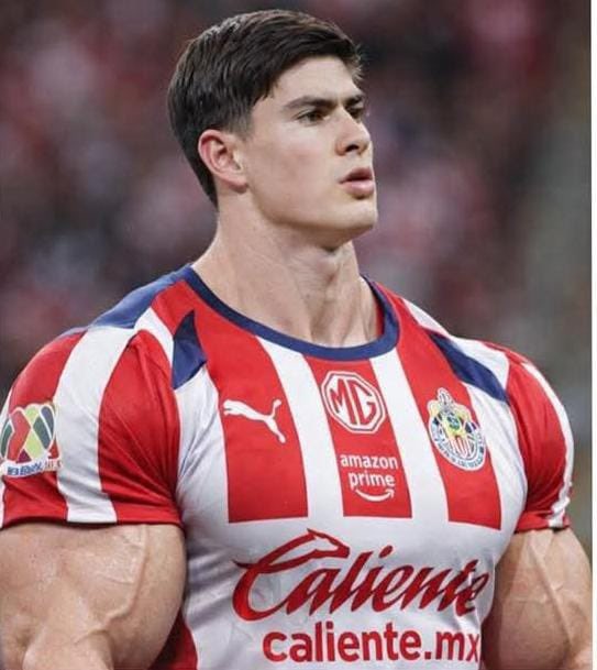 Asistencia y gol en 25 minutos. 

El mejor delantero de este asqueroso país nos va a dar el quinto partido.