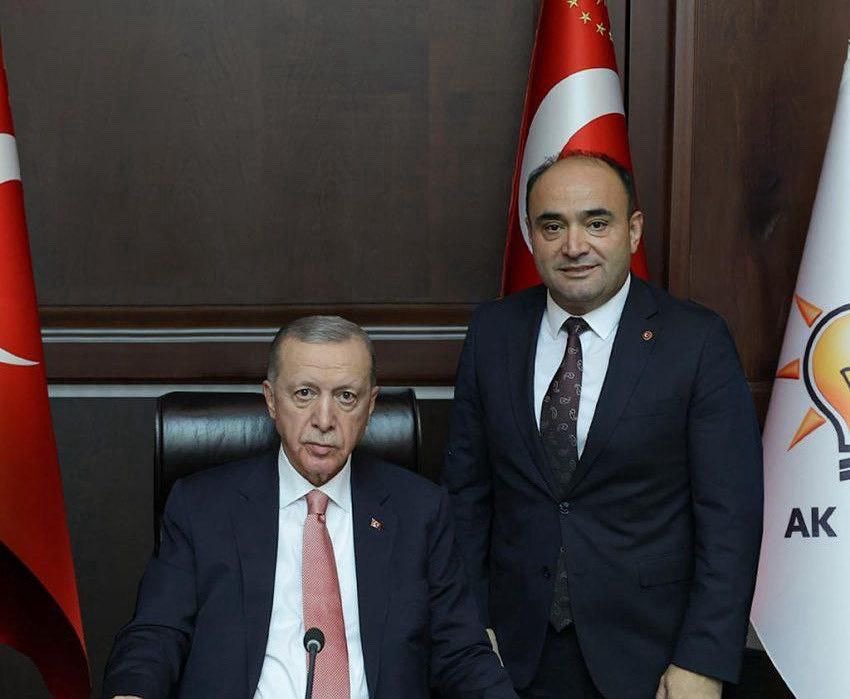 Milletine adanmış bir ömrün, güçlü liderliğin ve kararlı duruşun adı olan Cumhurbaşkanımız ve Genel Başkanımız Sayın Recep Tayyip Erdoğan’ın doğum gününü en kalbi duygularımla tebrik ediyorum.

Türkiye Yüzyılı vizyonuyla ülkemize kazandırdığı eserler ve milletimize sunduğu