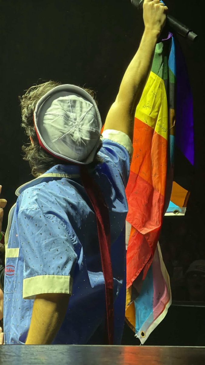 onlineluvrrs's tweet photo. after being deprived of the people watching pride flag moment for so long this means so much especially since we're in the wishbone era https://t.co/NdoMk2Q9eT