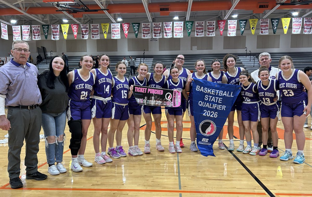 The victorious Lansing Kee Hawks, on to the girls state basketball tournament for the first time since 2018. #iahsbkb