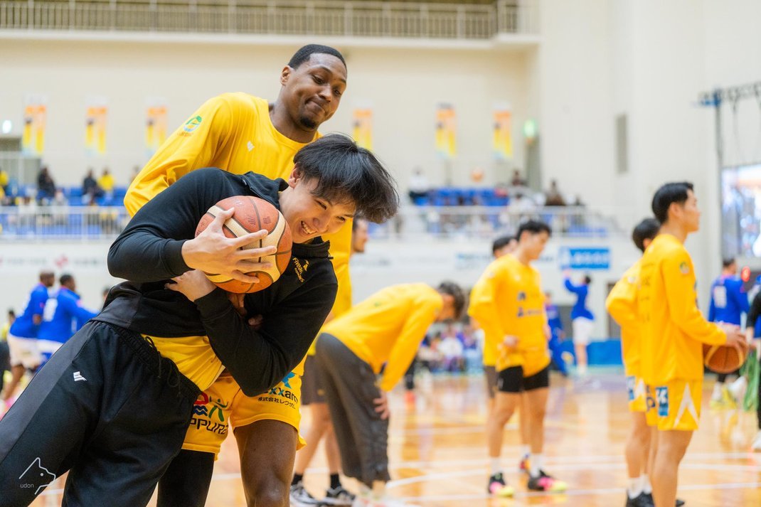 crave1981's tweet photo. アレックス的じゃれ合い
#香川ファイブアローズ
5.#AlexDavis 選手
26.#小林巧 選手
7.#髙木来希 選手 https://t.co/364u5B3UeV