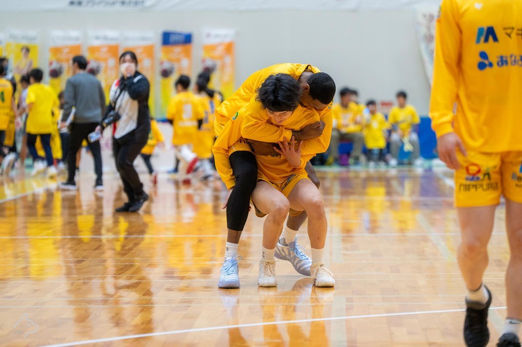 crave1981's tweet photo. アレックス的じゃれ合い
#香川ファイブアローズ
5.#AlexDavis 選手
26.#小林巧 選手
7.#髙木来希 選手 https://t.co/364u5B3UeV