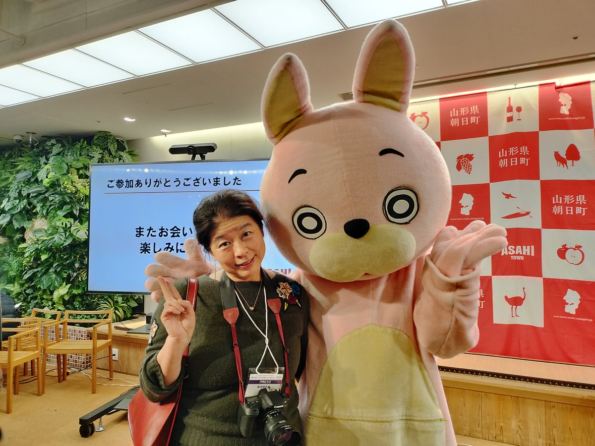 msugiura's tweet photo. 空気神社で知られる山形県朝日町。東京イベントでは人気者の桃色ウサヒも登場。鈴木町長も自らアピールします。ワインとリンゴ、そして世界一の空気。産経新聞時代の仲間たち。朝日町、大きく変わりそうです。＃山形 #朝日町 #ウサヒ https://t.co/Z2MJz97o4x