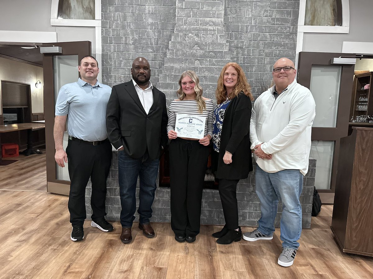 Kalyncole52's tweet image. Today was definitely a day for the books.. These are my girls and forever will be. To the friendships and the never ending hard work, I cannot wait for next year’s season! 
VARSITY BASKETBALL LETTER ✅ #workhard