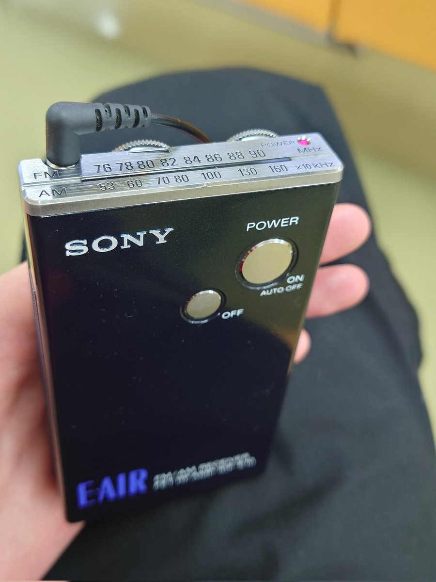 SuperFCMSCF1's tweet photo. SONY ICF-E10を購入です

タバコの箱くらいのサイズ感で、胸ポケットにいれるには差し支えないかと https://t.co/yxkzmAOsYn