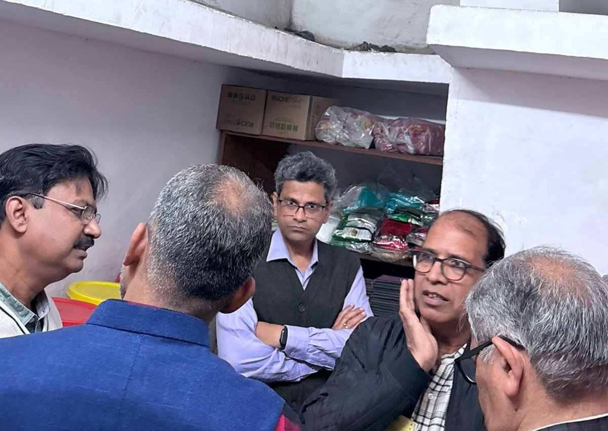 Rajeev_Bhopali's tweet photo. @BhopalDivision  #ADRM योगेन्द्र सिंह बघेल गंभीर मुद्रा मे 

जिस #CLI ने लुक आउट ग्लास क्लीनिंग पानी से होना रिपोर्ट किया, उस #सीएलआई पर गरम हुए 
Guna पहुंच कर 

यह रिश्ता क्या कहलाता है..?

रनिंग रुमों में #GCC के अनुसार ब्रांडेड खाद्य सामाग्री नहीं 

@gmwcrailway
@RailMinIndia https://t.co/LeLxIZrgFX