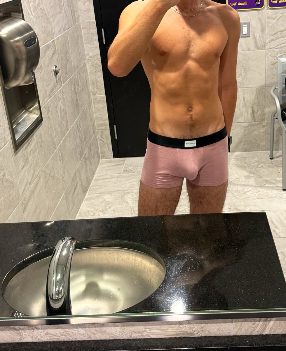 Tyxhardman's tweet photo. It’s Wednesday and my boxers aren’t the only thing pink;) https://t.co/AHylunL2rj