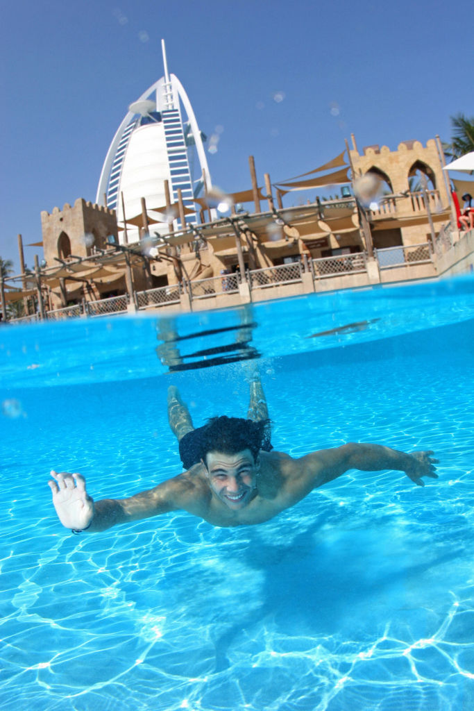 Un día como hoy, pero de 2007 🤩

🇪🇸 <a href="/RafaelNadal/">Rafa Nadal</a> se divertía antes de debutar como campeón defensor en Dubái 🏊‍♂️

<a href="/DDFTennis/">Dubai Tennis Champs</a> | #DDFTennis