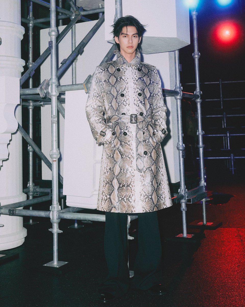 เฉิดฉายความหล่อ! “ไบร์ท-วชิรวิชญ์” นั่งฟรอนต์โรว์ชม “Burberry Winter 2026 Show” ที่ London Fashion Week #BurberryAW26xBRIGHT
.
“ไบร์ท-วชิรวิชญ์” ปรากฏตัวใน Total Look จาก BURBERRY เทรนช์โค้ตลายแพตเทิร์นงูและดีเทลป้ายโลหะประดับอย่างโดดเด่น จากรันเวย์คอลเลกชันก่อนหน้า