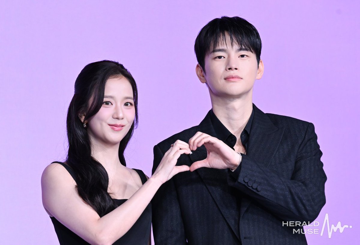 kdrama_menfess's tweet photo. •kdm• Jisoo dan Seo Inguk di presscon Boyfriend On Demand. Whos excited? https://t.co/bFr7aDOVhI