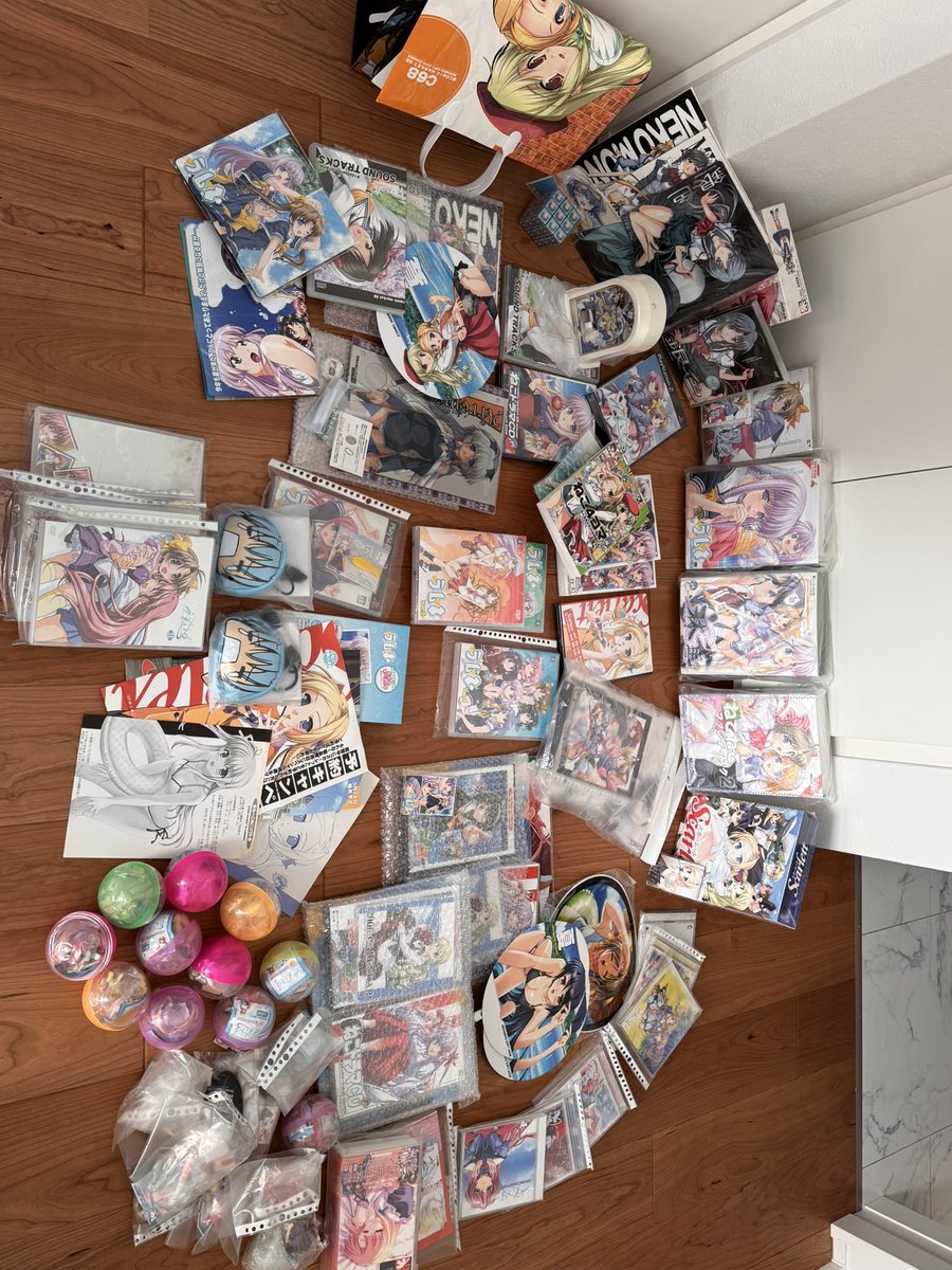 emade_project's tweet photo. 実家の片付けしたら20年前にオタクやってた時の保管用グッズが綺麗に残ってたので引き上げてきた https://t.co/otlISeMqn2