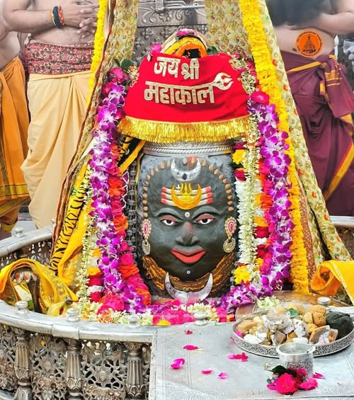 Prem44325040's tweet photo. 🙏🌹*Jai Shree Mahakal*🌹🙏
*श्री महाकालेश्वर ज्योतिर्लिंग का भस्म आरती शृंगार दर्शन*
*26-02-2026 कण-कण में महादेव* https://t.co/NP98kdJJjT
