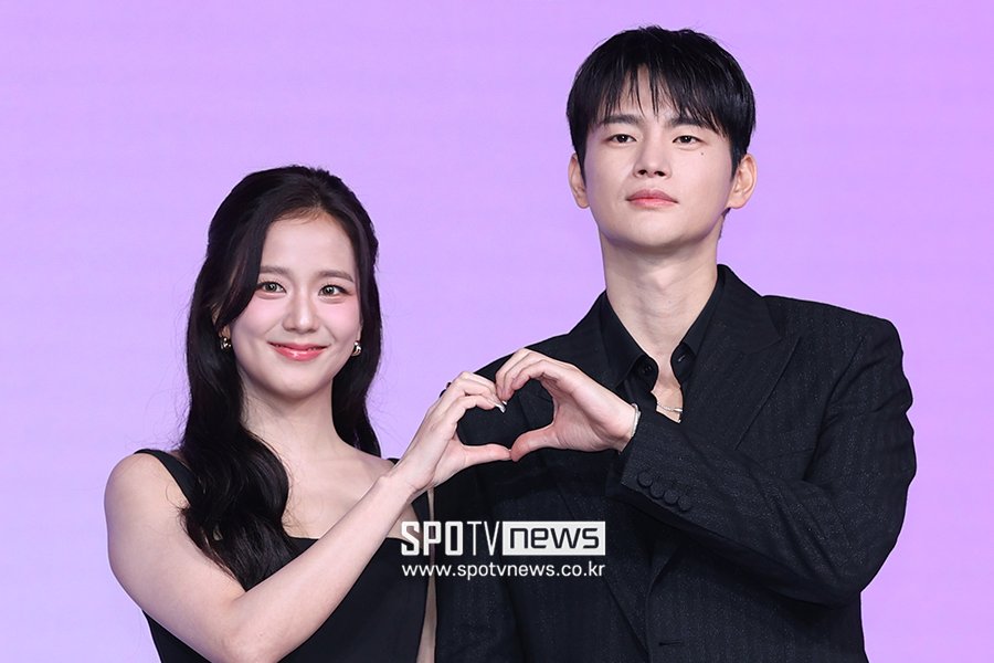 kdrama_menfess's tweet photo. •kdm• Jisoo dan Seo Inguk di presscon Boyfriend On Demand. Whos excited? https://t.co/bFr7aDOVhI