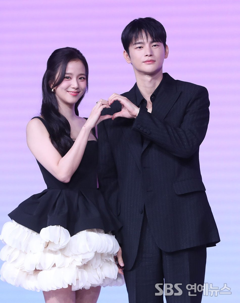 “[E포토] 지수-서인국, '연애 세포 자극하는 커플'
👉 ent.sbs.co.kr/news/article.d…

#서울 #종로구 #블랙핑크 #넷플릭스 #제작발표회 #e포토 #SBS연예뉴스_백승철_기자 #백승철
<a href="/SBSEnterNews/">SBS연예뉴스</a>”