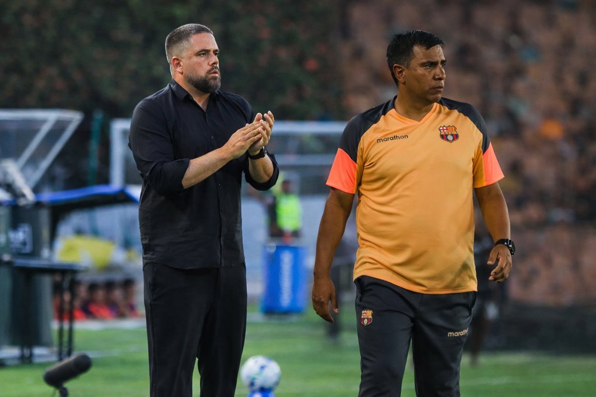 Los hermanos Farías cumplen el objetivo.

Daniel Farías, al mando de Carabobo FC, y César Farías, dirigiendo a Barcelona SC, lograron clasificar a la Fase 3 de la Copa Libertadores tras eliminar a Huachipato y Argentinos Juniors respectivamente.

Dos entrenadores venezolanos, dos