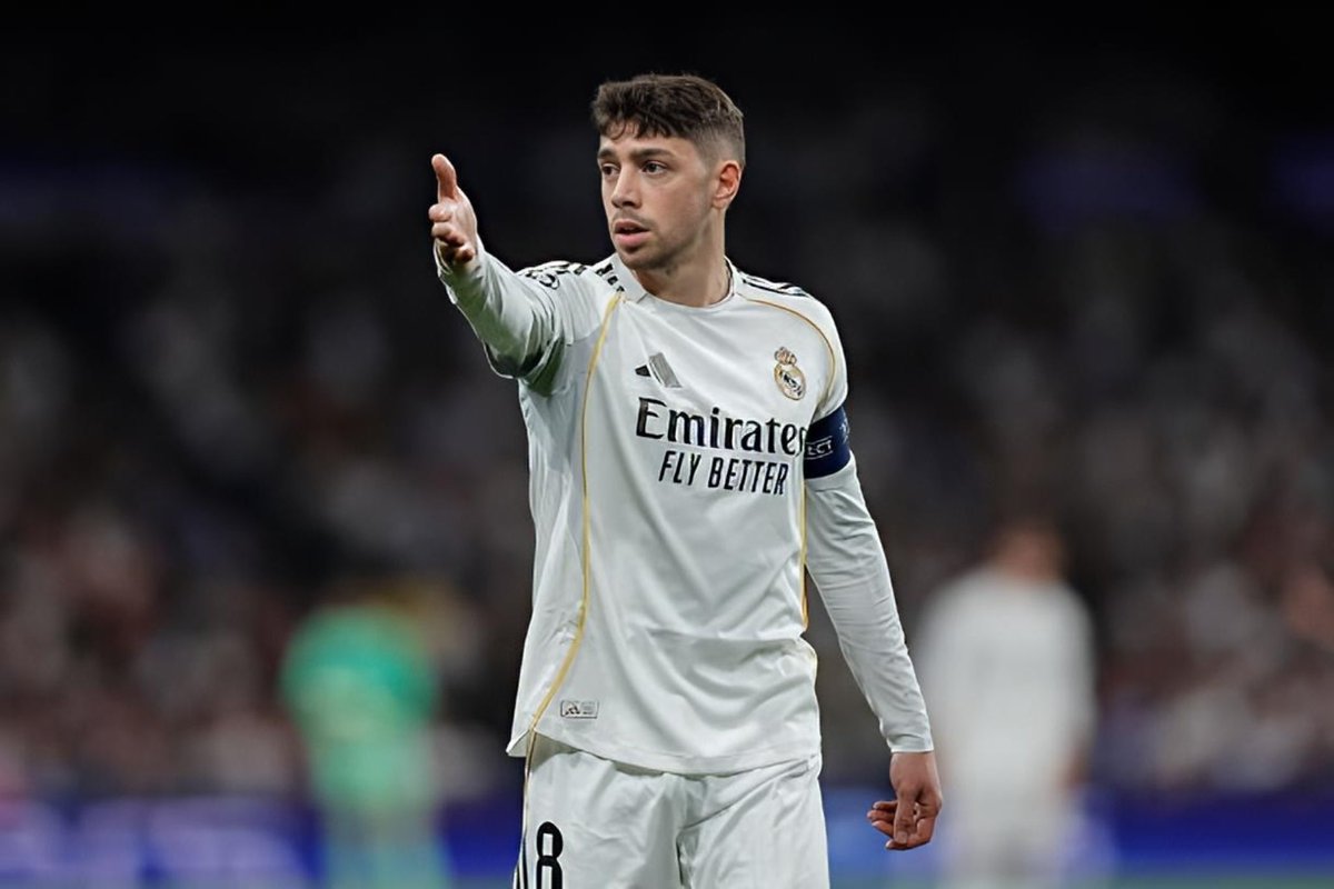 santiacevedo02's tweet photo. Federico Valverde es el estereotipo perfecto del jugador moderno.

Polifuncional es la palabra que lo describe: Puede jugar de volante central e interior, lateral derecho y hoy demostró que también sabe hacer de carrilero. Es potente, atlético, tiene desgaste, resistencia, una pegada tremenda, defiende, ataca, se asocia, asiste y solo sabe meter golazos. Es determinante y aparece en los partidos importantes, aunque es de los futbolistas más regulares que hay en el planeta. Siempre es un aprobado, siempre aporta algo y muy seguido tiene esos partidos de diez puntos como el de hoy.

Si bien en la selección casi nunca ha mostrado el nivel diez puntos que muestra en algunos partidos del Real Madrid, se nota mucho cuando él no está en la cancha, porque es ese jugador que te cubre todos esos espacios que quedan libres en el terreno de juego.

Ya es uno de los históricos del Real Madrid y solo tiene 27 años. Está en la “edad ideal” como se dice en el fútbol y tiene muchas cosas por ganar en lo que resta de su carrera. Ojalá se le dé algo importante con la selección, porque un jugador como él no puede pasar sin pena ni gloria por la “Celeste”.

Vamo’ arriba, “Pajarito”. 👊🏻🇺🇾