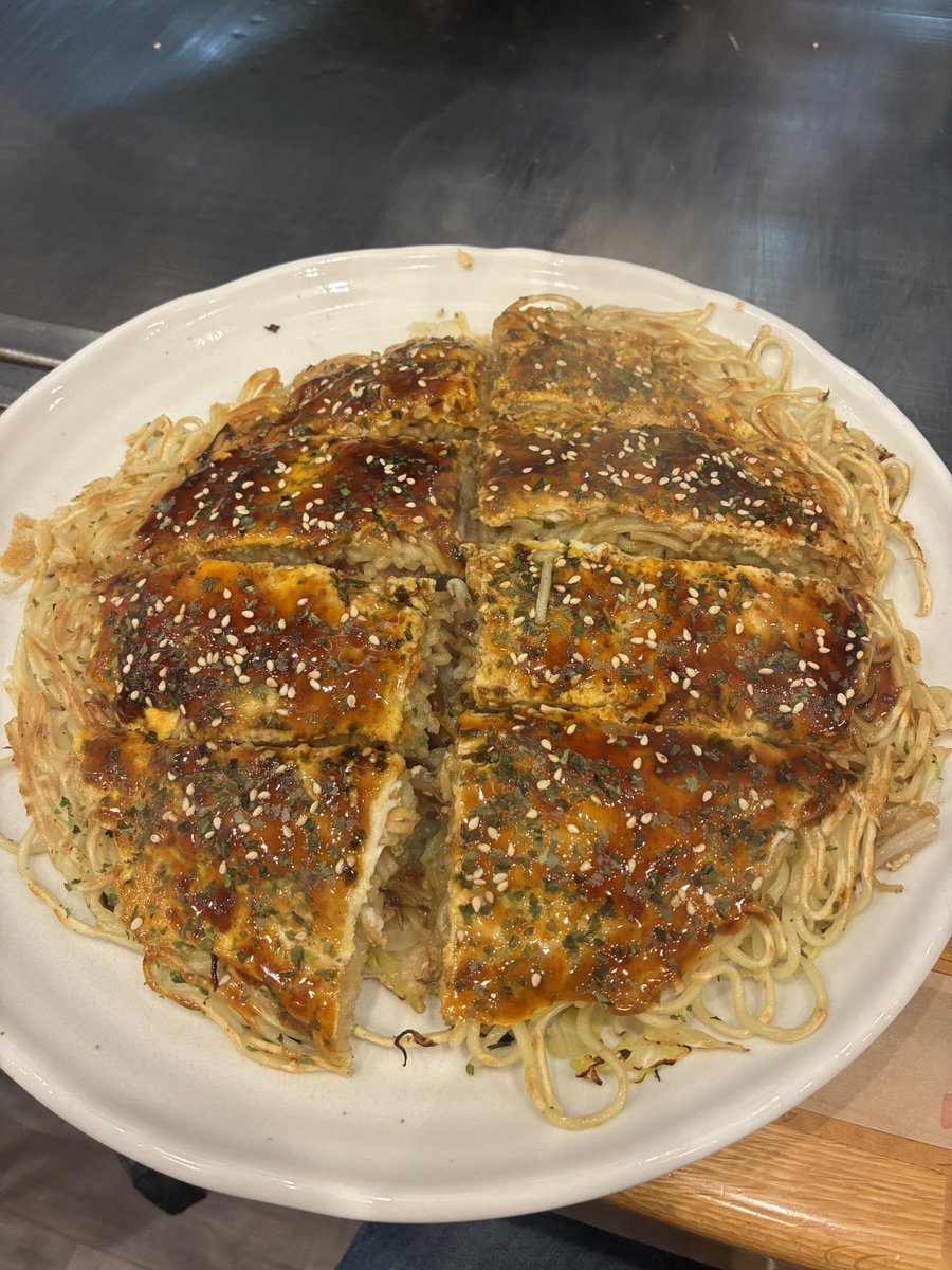 golfhasaikossu's tweet photo. 我らごぜん様さまリスナーの聖地お好み焼き #nacca で美味しい肉玉そばダブルを頂き、ナッカさんと中根さん卒業を祝い、語って参りました😍👍
最近、お会いできてなかったので良い時間になりました😊 https://t.co/6KwHuUQ68U