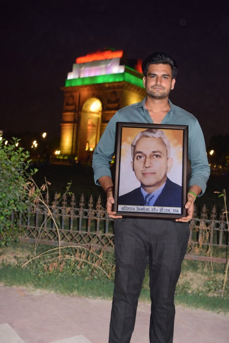 ashishvyas__'s tweet photo. आज बी.एन.राउ जी के जन्मदिवस पर संकल्प लें..

संविधान को जानेंगे, समझेंगे और उसकी गरिमा बनाए रखेंगे।

बी. एन. राव का नाम इतिहास में स्वर्ण अक्षरों में लिखा जाएगा, क्योंकि उन्होंने भारत को केवल दस्तावेज नहीं दिशा दी।

ऐसे महान राष्ट्रनिर्माता को कोटि-कोटि प्रणाम🙏

#संविधान_निर्माता_बी_एन_राउ_अमर_रहे