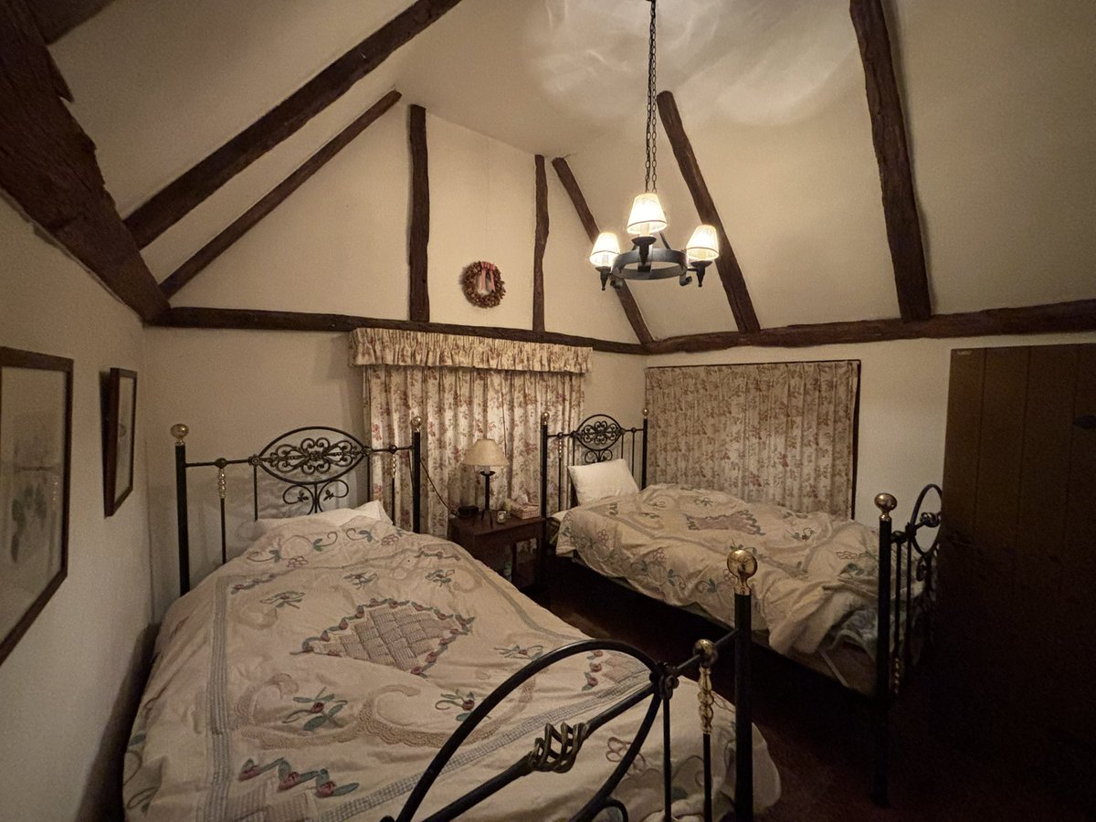 暴挙の上 建てた家がこちら イギリスで 天蓋付きのベッドが