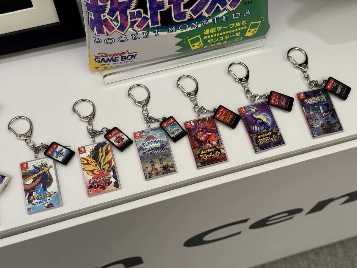 Pokémon replica game box and cartridge keychains of all the Pokémon games announced coming to Pokémon Centers in Japan!

game.watch.impress.co.jp/docs/news/2088…
