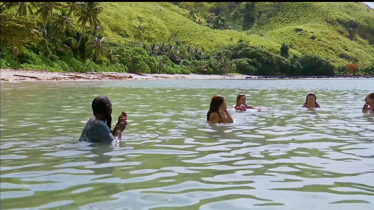 suRYvor's tweet image. Cirie sitting so far away from everyone in the water is breaking my heart…and then the emotional confessional afterward 😭😭😭 #Survivor #Survivor50