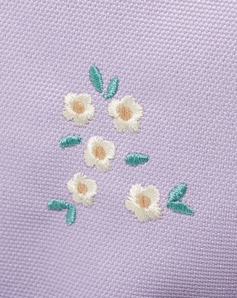お子様に人気のライラックカラーにホワイトカラーのお花の刺繍🩵 野に