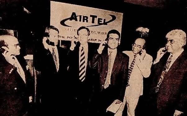 jpsin1's tweet photo. सन 1970... पंजाब कांग्रेस के एक शहरी नेता थे, उनका नाम था सत्यपाल मित्तल। उनके तीन लड़के थे; राजन मित्तल, राकेश मित्तल ओर सुनील मित्तल।

दो लड़के कहीं नौकरी करते थे, लेकिन सुनील मित्तल लुधियाना में साइकिल बनाने वाली कंपनियों में कमीशन पर पार्ट सप्लाई, व साइकिल बनाने वाली सहायक इकाइ को कैश फ्लो के लिए ब्याज पर पैसा देने का काम करता था।

उसी दरम्यान उसके पिता सत्यपाल मित्तल कांग्रेस के राज्यसभा के सांसद बन जाते हैं।

पिता के कांग्रेस से सांसद बनने के बाद बेटा सुनील भारती मित्तल एक कंपनी बनाता है 'भारतीय ओवरसीज ट्रेडिंग कंपनी'।

उस समय तक भारत में लोकल उद्योगों को बढ़ावा देने के लिए, साइकिल के पार्ट्स इंपोर्ट करने पर 300% ड्यूटी का प्रावधान था, लेकिन इनकी फर्म को ड्यूटी में छूट दे दी गई और इन्होंने चाइना से साइकिल के पार्ट्स इंपोर्ट करके मोटा मुनाफा कमाया, और इनके इम्पोर्ट से लुधियाना में सैकड़ों छोटी छोटी साइकिल सहायक इकाइयाँ बंद हो गई।

उसके बाद: उस जमाने में भारत में बिजली बहुत कम रहती थी। भारत सरकार ने जनरेटर इंपोर्ट करने पर प्रतिबंध लगाया हुआ था। अब सेटिंग देखिये। अचानक पूरे भारत से सिर्फ एक फर्म को यानी भारती ओवरसीज को विदेश से जनरेटर इंपोर्ट करने का अनुमति दी जाती है।

फिर क्या था, सुनील मित्तल ने सुजुकी कंपनी के और होंडा के करोड़ों जनरेटर आयात करके मोटा मुनाफा कमाया। प्रसिद्ध TV सीरियलो के प्रसारण समय पर इनके इशारों पर बिजली गुल होती थी।

उसके बाद सुनील भारती मित्तल को बड़े उद्योगपति के रूप में देश में जाने लगे।

उस समय टेलिकॉम इंडस्ट्री पूरी तरह से सरकारी होती थी। इंडियन टेलीफोन इंडस्ट्रीज, यानी ITI ही टेलीफोन बनाती थी भारत में आप विदेश से टेलीफोन इंपोर्ट नहीं कर सकते थे।

पूरे भारत में सिर्फ लैंडलाइन फोन होता था, फोन भी सरकार देती थी और वह फोन कई किलो वजन का रोटरी डायल वाला होता था।

सेटिंग के चमत्कार से, अचानक सुनील भारती मित्तल को, ताइवान की कंपनी किंगटेल से पुश बटन वाले फोन आयात करने का लाइसेंस मिल जाता है और इतना ही नहीं, उनसे वह सारे ही फोन भारत सरकार का टेलीफोन विभाग खरीदने लगता है।

यानी आयात कर रहे थे सुनील भारती मित्तल, और खरीदार था भारत सरकार का टेलीफोन विभाग। पूरे भारत में इंडियन टेलीकॉम इंडस्ट्रीज की 12 से ज्यादा फैक्ट्रियां थी, लगभग बन्द जैसी हो गई। 15,00,000 कर्मचारी और अधिकारी थे उन्हें मुफ्त में सैलरी देती दी जाती रही, और सरकार विदेशी टेलीफोन सुनील भारती मित्तल से खरीद रही थी।

उसके बाद सुनील भारती मित्तल ने ताइवान की कंपनी किंगटेल के मदद से भारत में पुश बटन टेलीफोन बनाने की फैक्ट्री ही लगा ली और अपने फोन को BSNL & MTNL में सप्लाई करने लगे।

धीरे धीरे सरकारी कंपनी इंडियन टेलीफोन इंडस्ट्रीज बर्बाद हो गई, बंद हो गई।

अब जब उसी मरी हुई कंपनी को मोदी सरकार इसलिए बेच रही है कि वह कंपनी अब सरकार के गले में एक मरा हुआ हाथी है, तब सबसे पहले यही कांग्रेसी चिल्ला रहे हैं कि मोदी सरकार तो सरकारी कंपनी बेच रही है।

कांग्रेसी याद तो करो कि तुम्हारे ही कुकर्मों और भाई भतीजावाद से इन सरकारी नवरत्न कंपनियों की ये दुर्गति हुई हैं।

आज कांग्रेसी वामपंथी से लेकर राहुल गांधी और प्रियंका ईसाई वाड्रा "अंबानी अडानी" चिल्ला रहे हैं... जबकि गुजरात में बीजेपी के सत्ता में आने के पहले ही, अंबानी और अडानी खरबपति बन चुके थे 💯#emotionalstruggle
#moneysavingtips
#onlinemarketing
#onlineincome
#businessgrowth
#financialfreedom
#entrepreneurship
#personalfinance
#digitalmarketing
#onlinebusiness